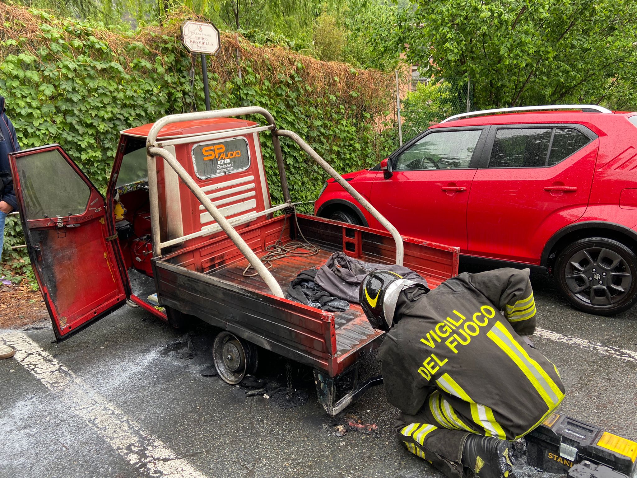 Motocarro in fiamme a Verrès