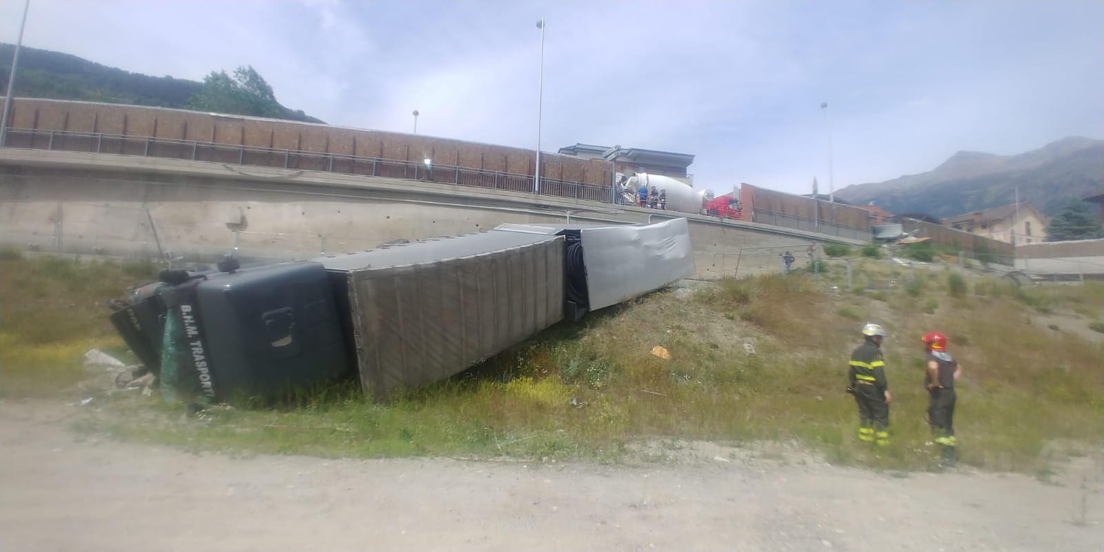 Aosta: autotreno esce di strada e finisce nel cantiere dell'Ospedale