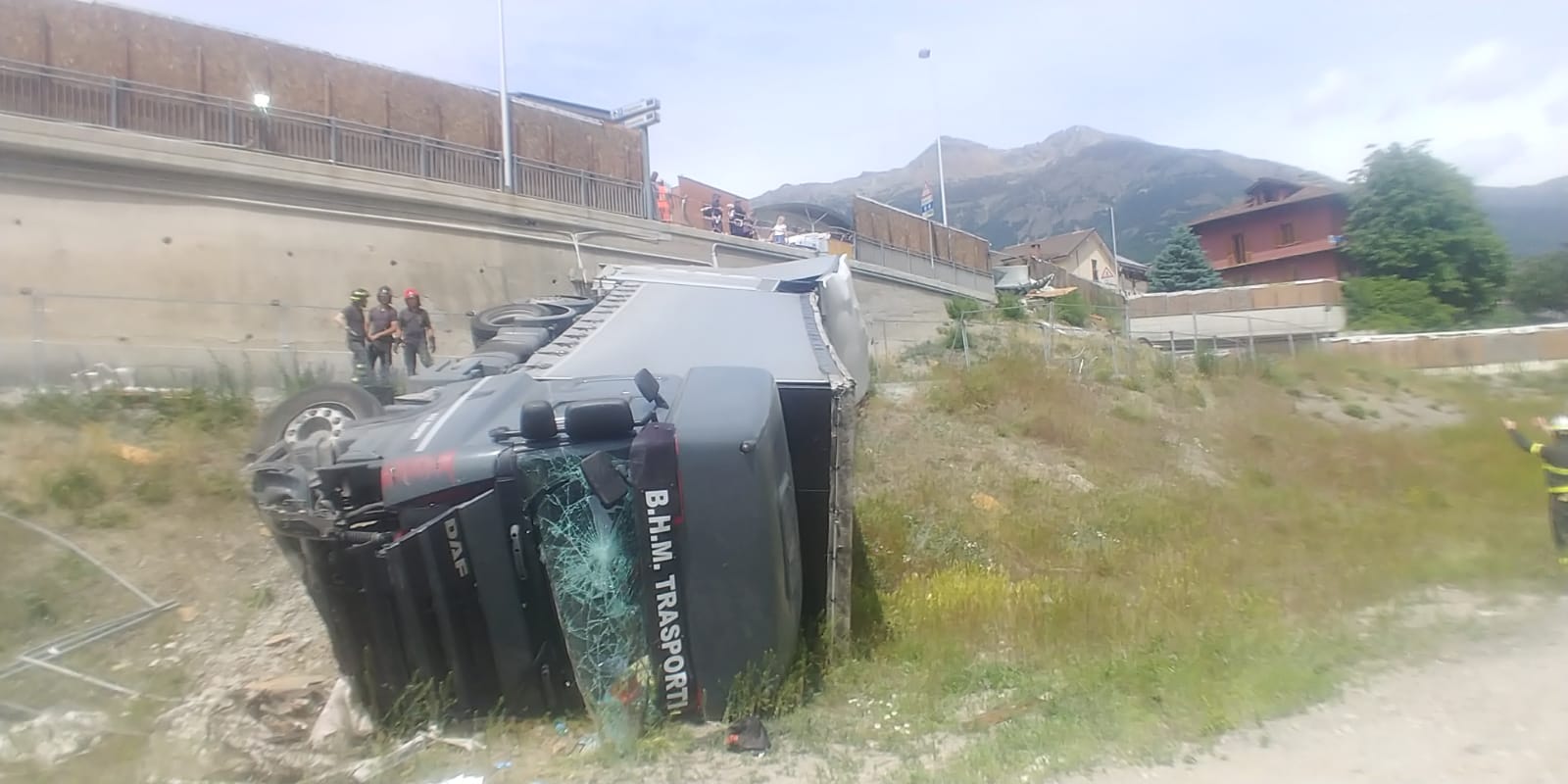 Aosta: autotreno esce di strada e finisce nel cantiere dell’Ospedale