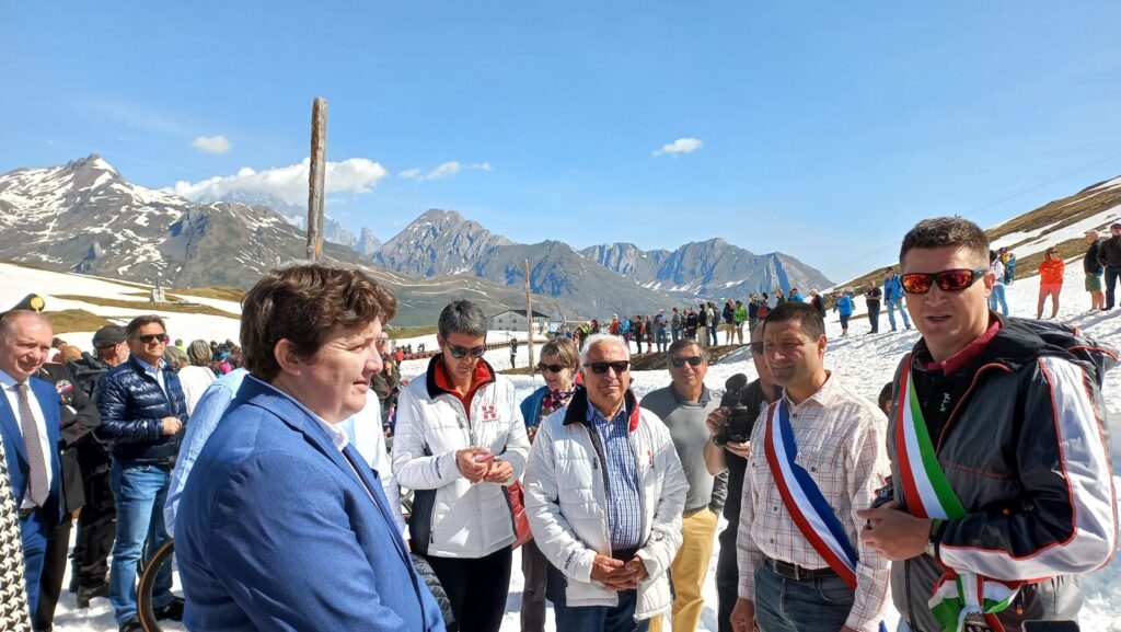 Le autorità italiane e quelle francesi all'apertura del Colle del Piccolo San Bernardo il 20 maggio 2022