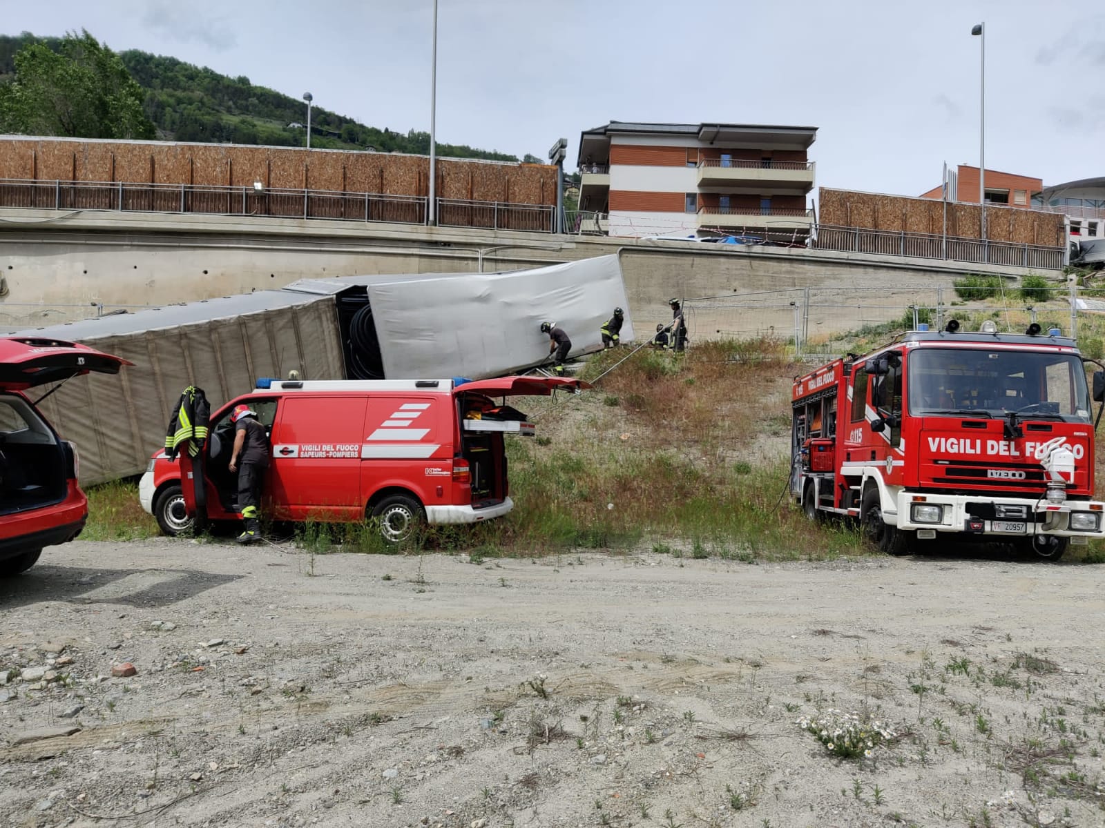 Aosta: autotreno esce di strada e finisce nel cantiere dell'Ospedale