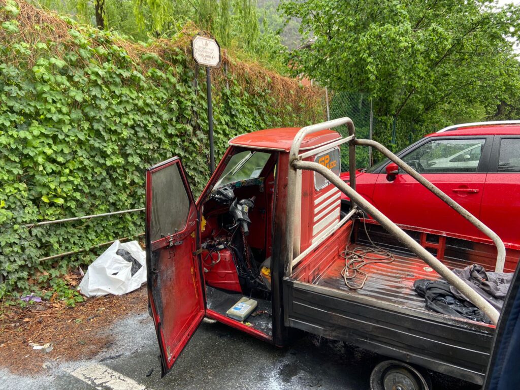 Motocarro in fiamme a Verrès