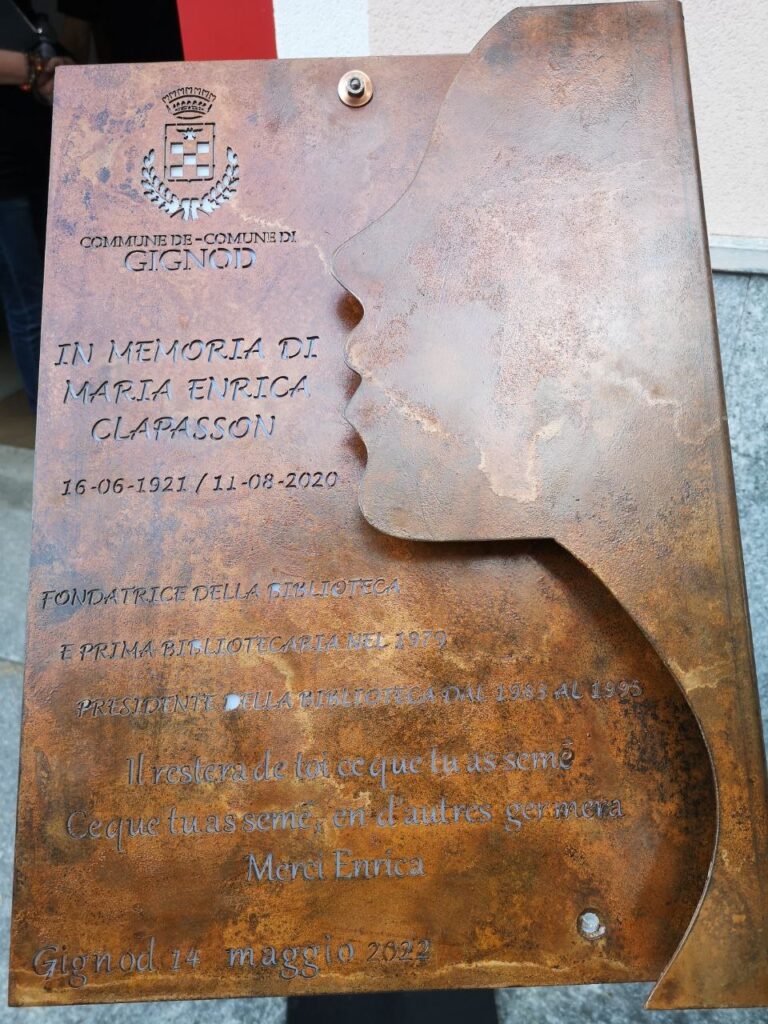La targhetta commemorativa in memoria di Maria Enrica Clapasson