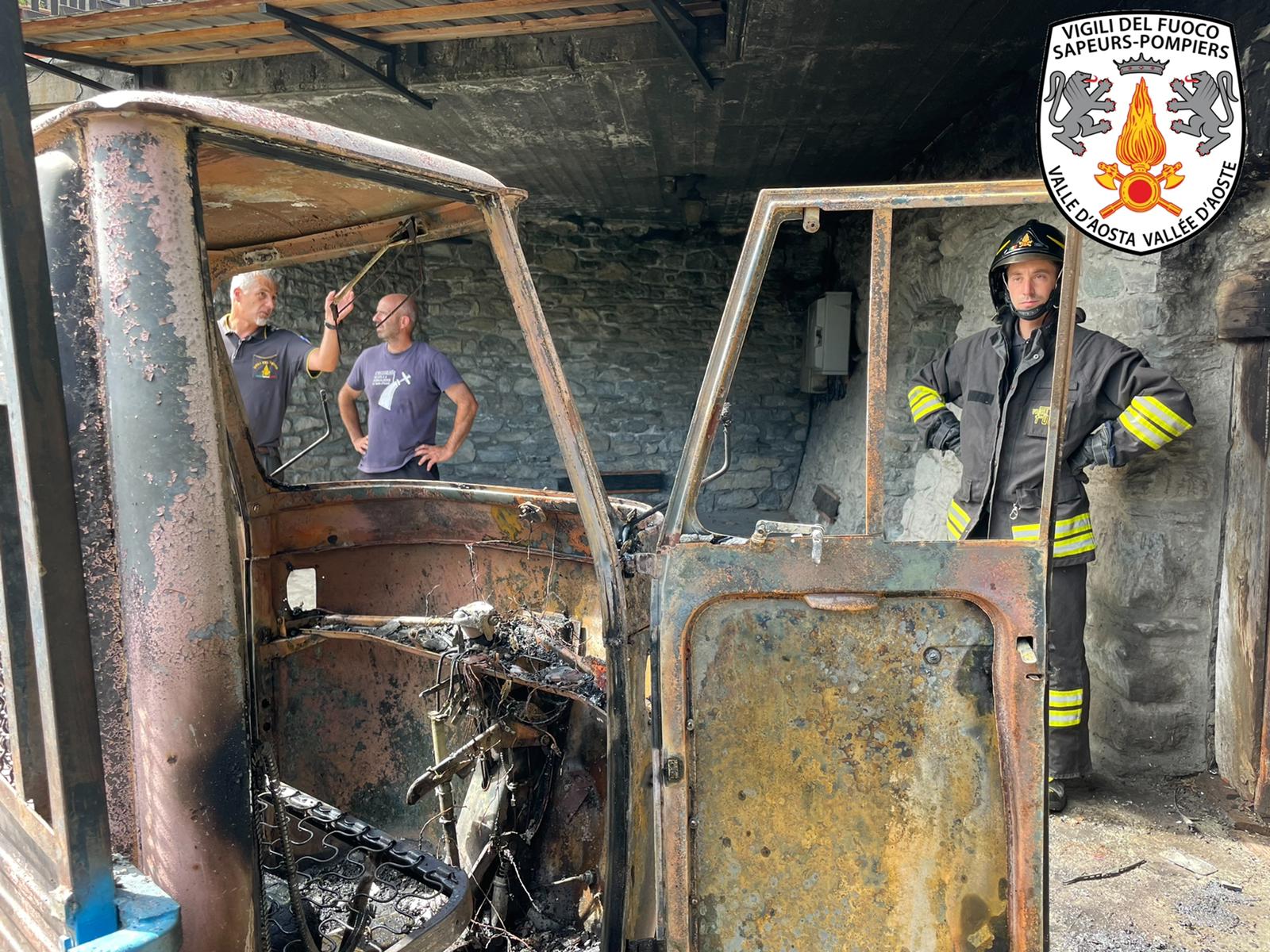 Motocarro in fiamme a Châtillon