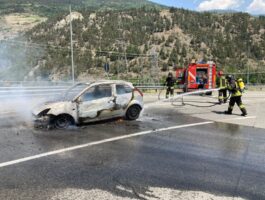 Auto in fiamme a Villeneuve