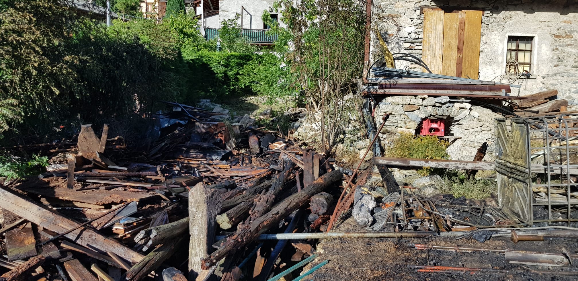 Auto in fiamme a Roisan l'11 giugno 2022