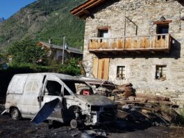 Auto in fiamme a Roisan