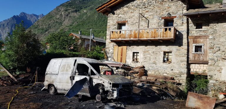 Auto in fiamme a Roisan