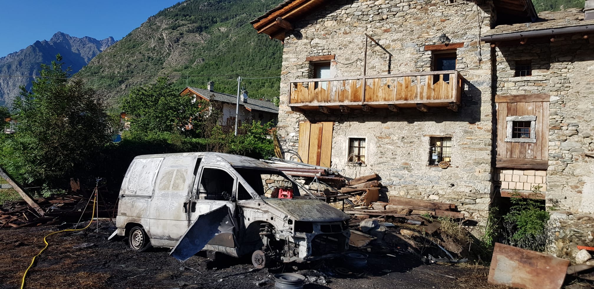 Auto in fiamme a Roisan