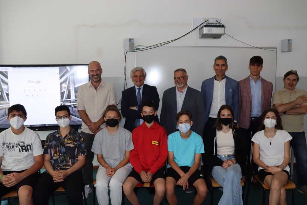 Un momento della consegna dei kit per la robotica alla scuola Saint-Roch