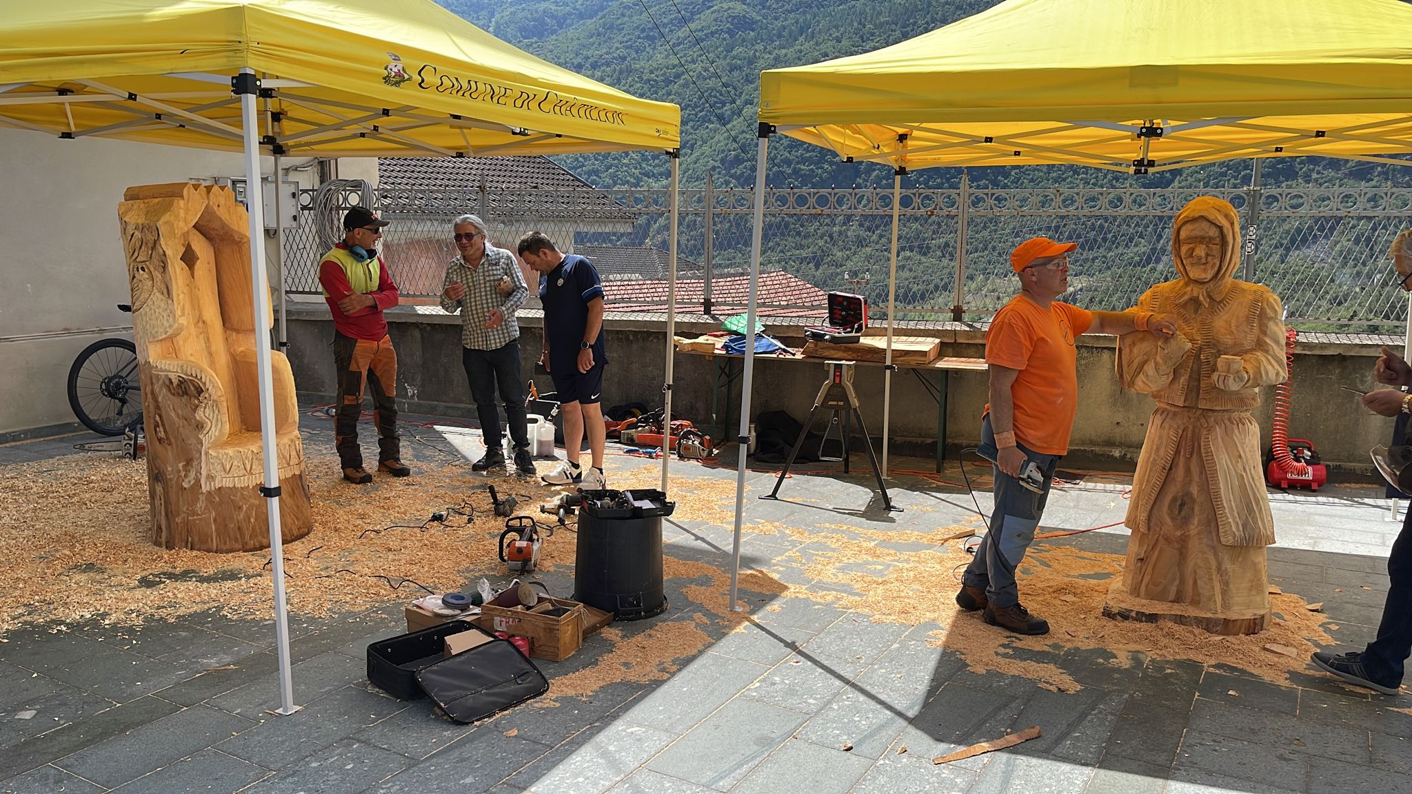 Scultori in preparazione per la festa patronale di Châtillon