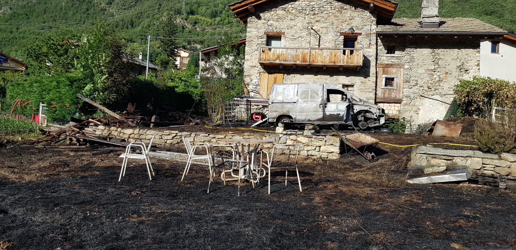 E133a7Auto in fiamme a Roisan l'11 giugno 2022