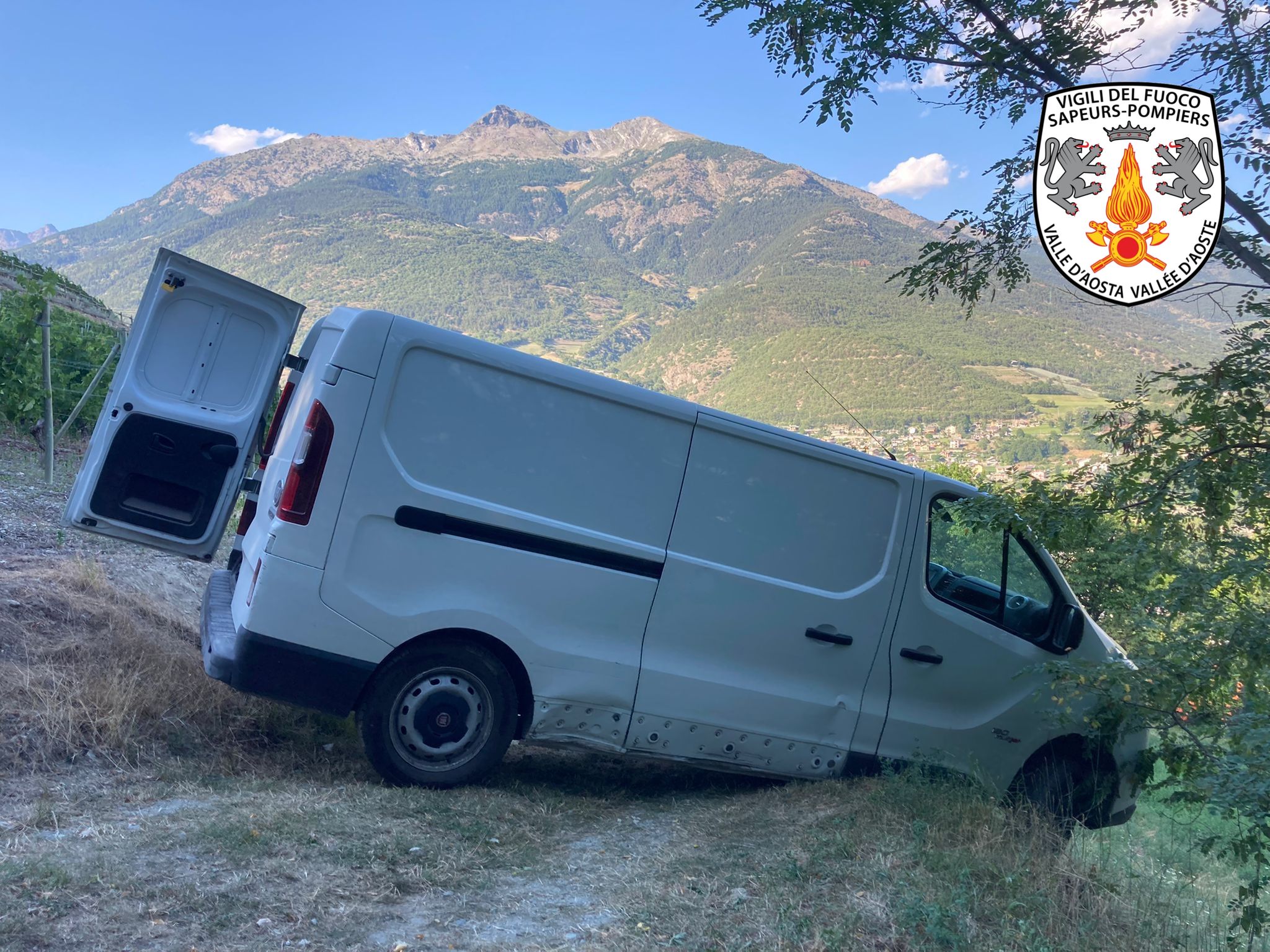 Furgone a rischio caduta: intervengono i Vigili del Fuoco