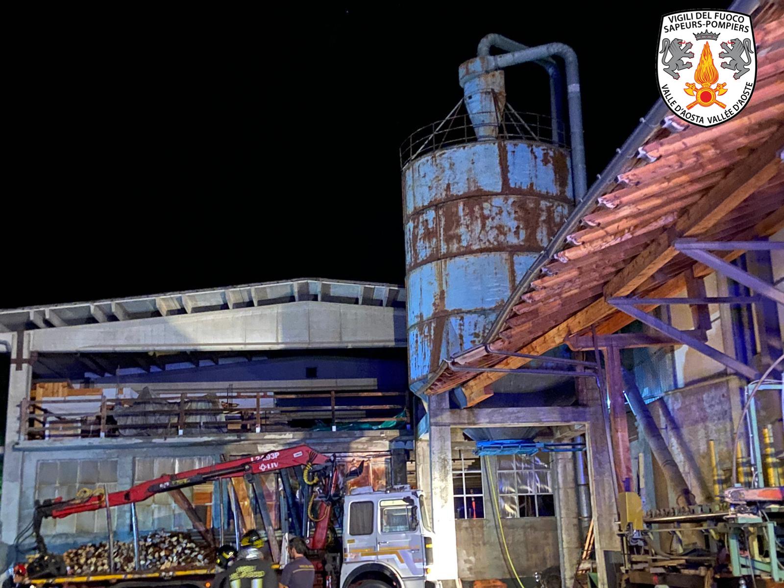 Avise: incendio alla falegnameria di Runaz