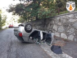 La Salle: auto sfonda una staccionata e precipita sulla strada sottostante