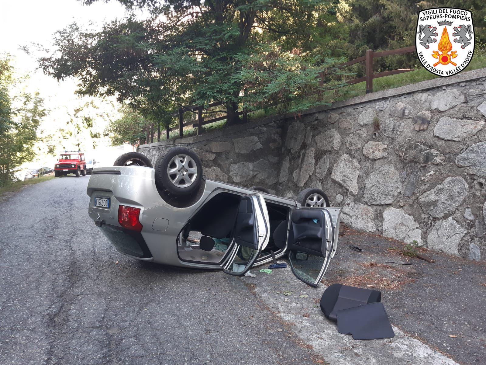 La Salle: auto sfonda una staccionata e precipita sulla strada sottostante