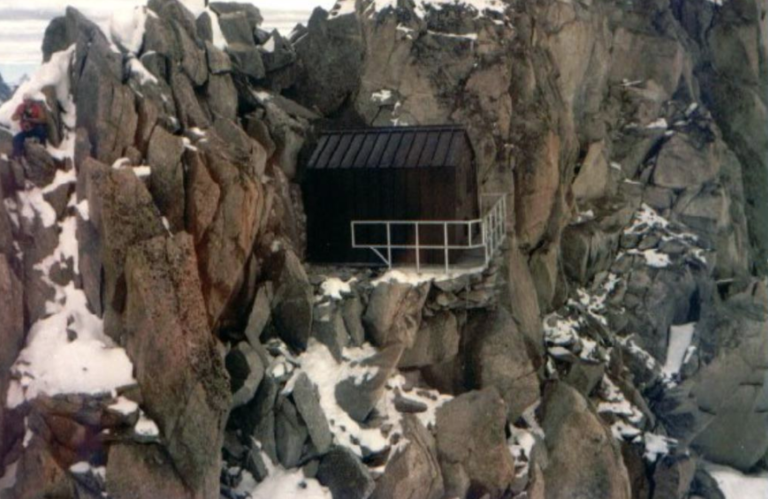 Monte Bianco: una frana distrugge il bivacco Alberico-Borgna