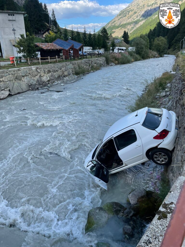Un’auto finisce nel torrente a Rhêmes