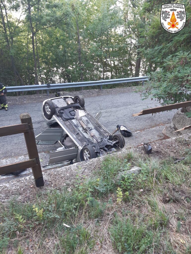 La Salle: perde il controllo dell'auto e sfonda una staccionata
