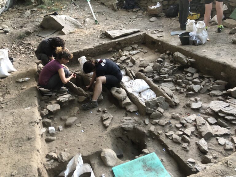Donnas: continuano gli scavi archeologici a Barma Cotze