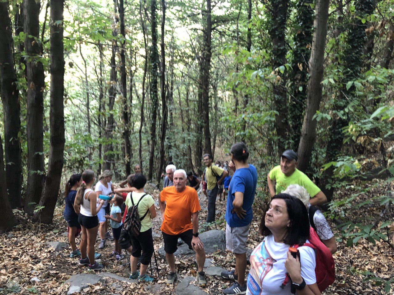 Alcuni partecipanti alla passeggiata di scoperta degli scavi archeologici a Barma Cotze