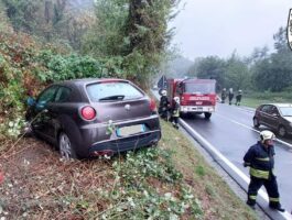 Dopo un incidente, chiude l’auto a chiave e se ne va