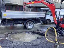 Guasto alla rete idrica in via Torino: riaperta la strada