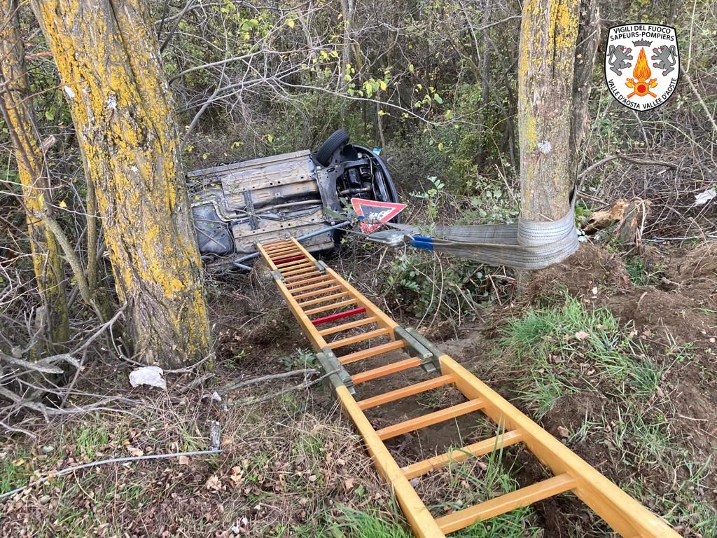 Verrayes: auto si ribalta in una scarpata