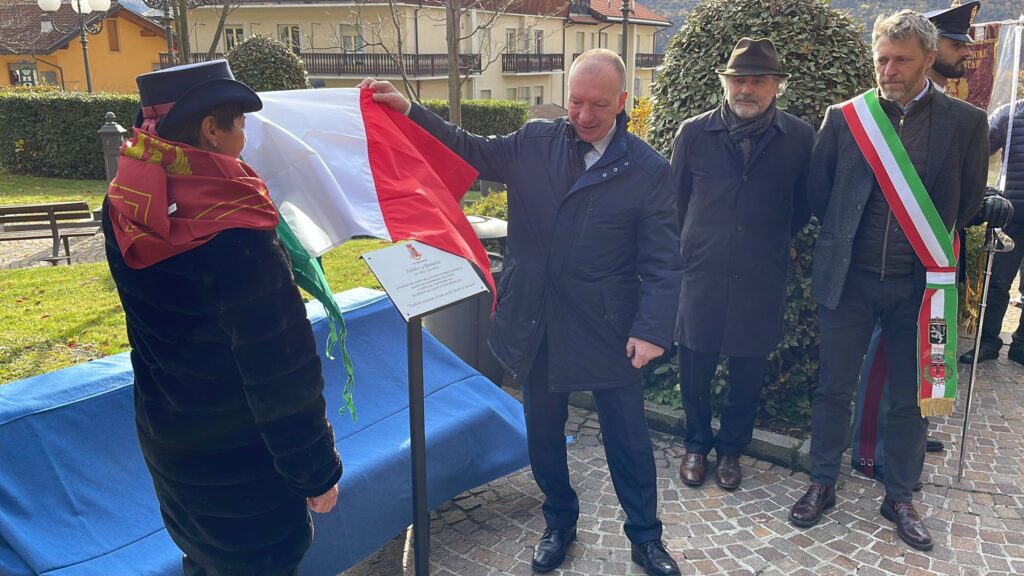 Una targa in memoria di Adolfo La Bernarda