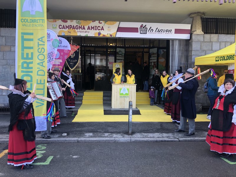 L'inaugurazione di Campagna amica nel Mercato coperto di Aosta il 18 novembre