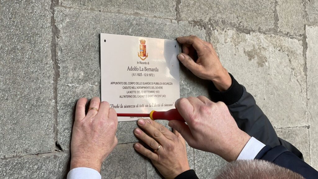 Una targa in memoria di Adolfo La Bernarda