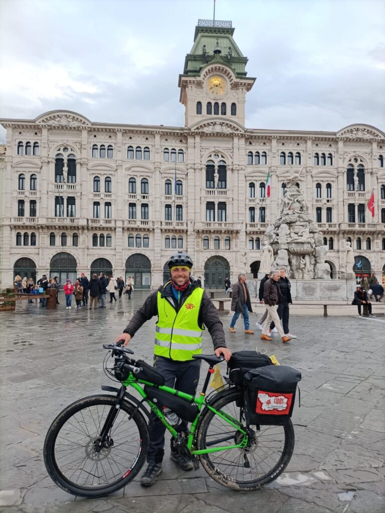 Alessandro Delfino: da Aosta a Trieste in bici per solidarietà