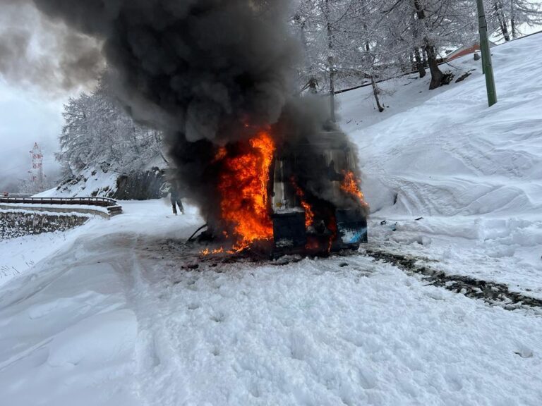 In fiamme un gatto delle nevi a La Thuile