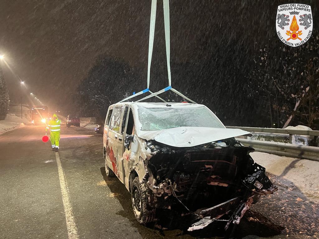 Furgone Dora Courmayeur recupero vigili del fuoco