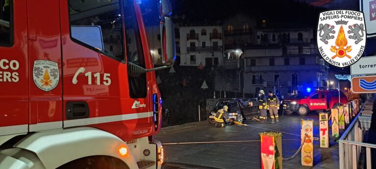 Pont-Saint-Martin: auto rimane in bilico sul Lys