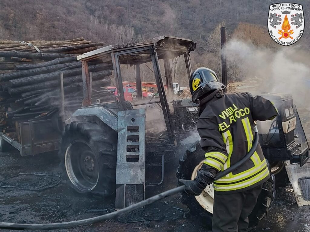 A Pont-Saint-Martin incendio trattore