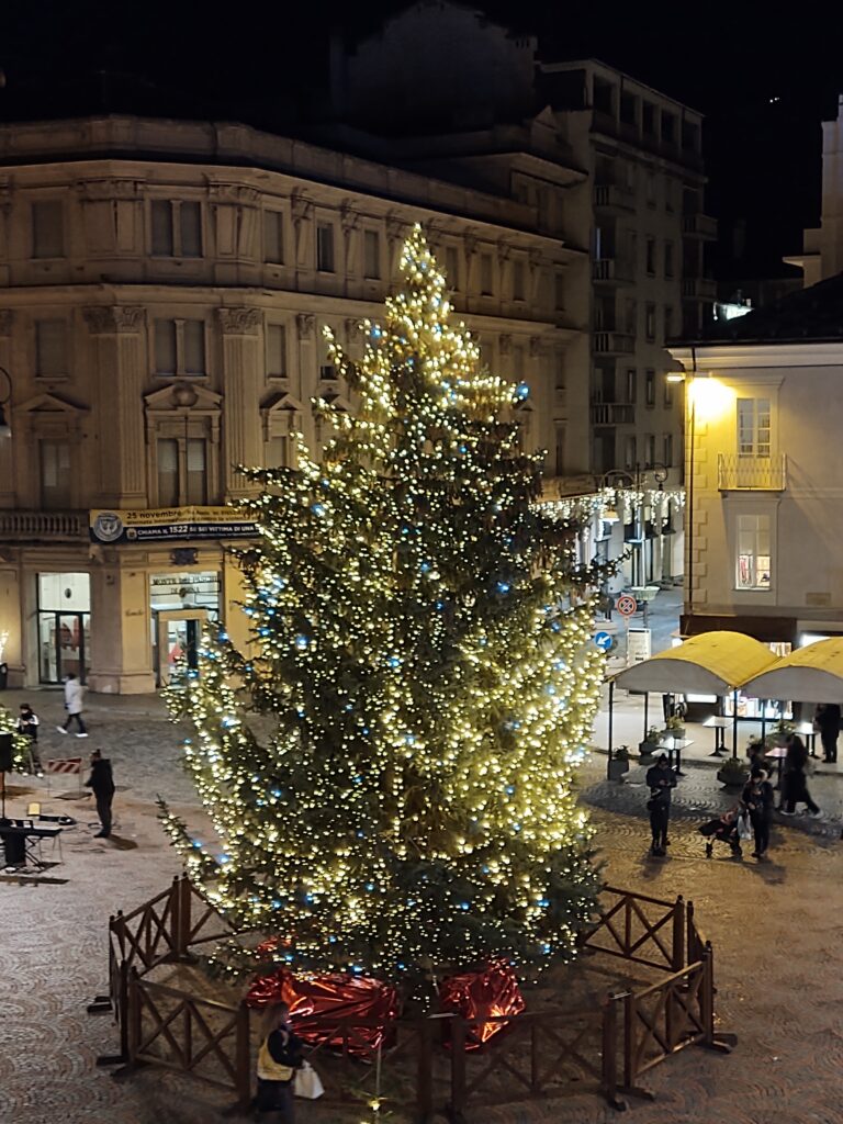Aosta accende l'albero di Natale cittadino