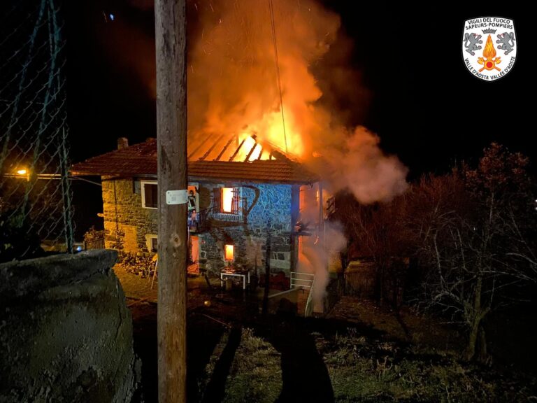 Edificio in fiamme a Challand-Saint-Victor