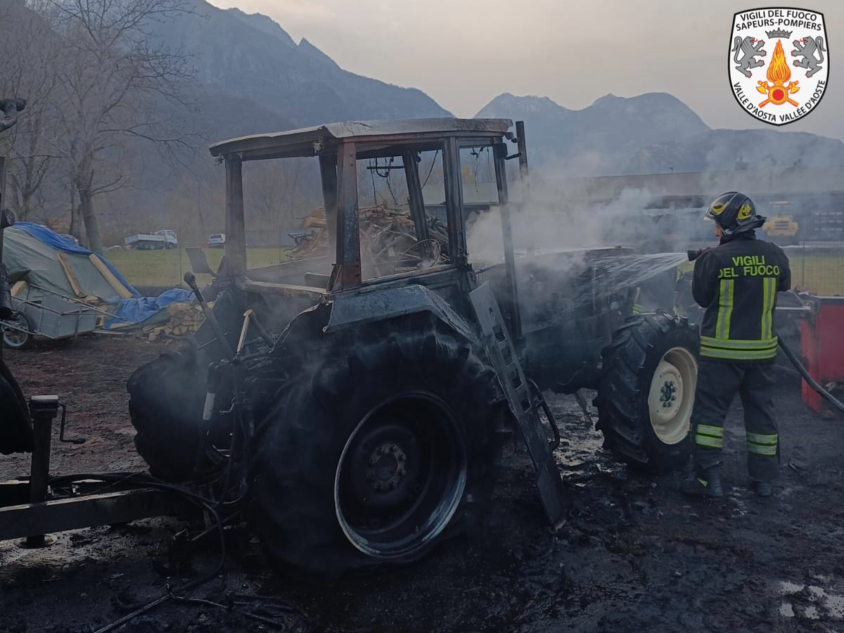 A Pont-Saint-Martin, in fiamme un trattore