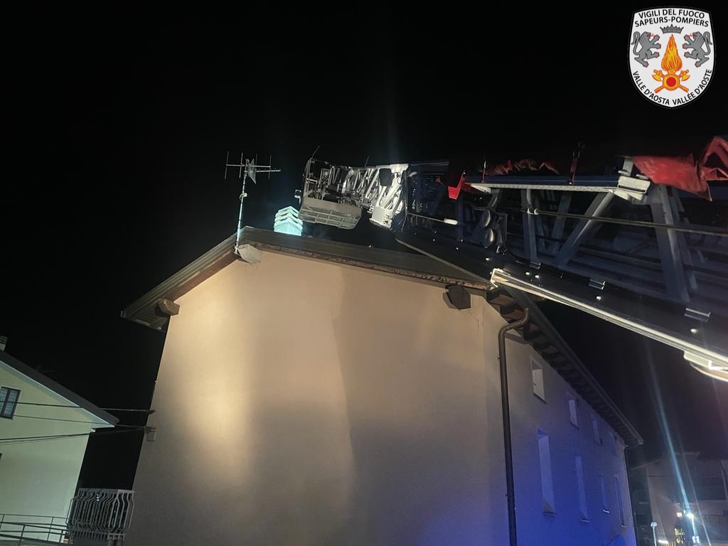 Pont-Saint-Martin: incendio su un tetto