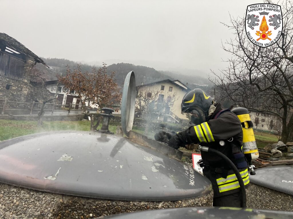 Incendio Molok Gressan rifiuti cenere