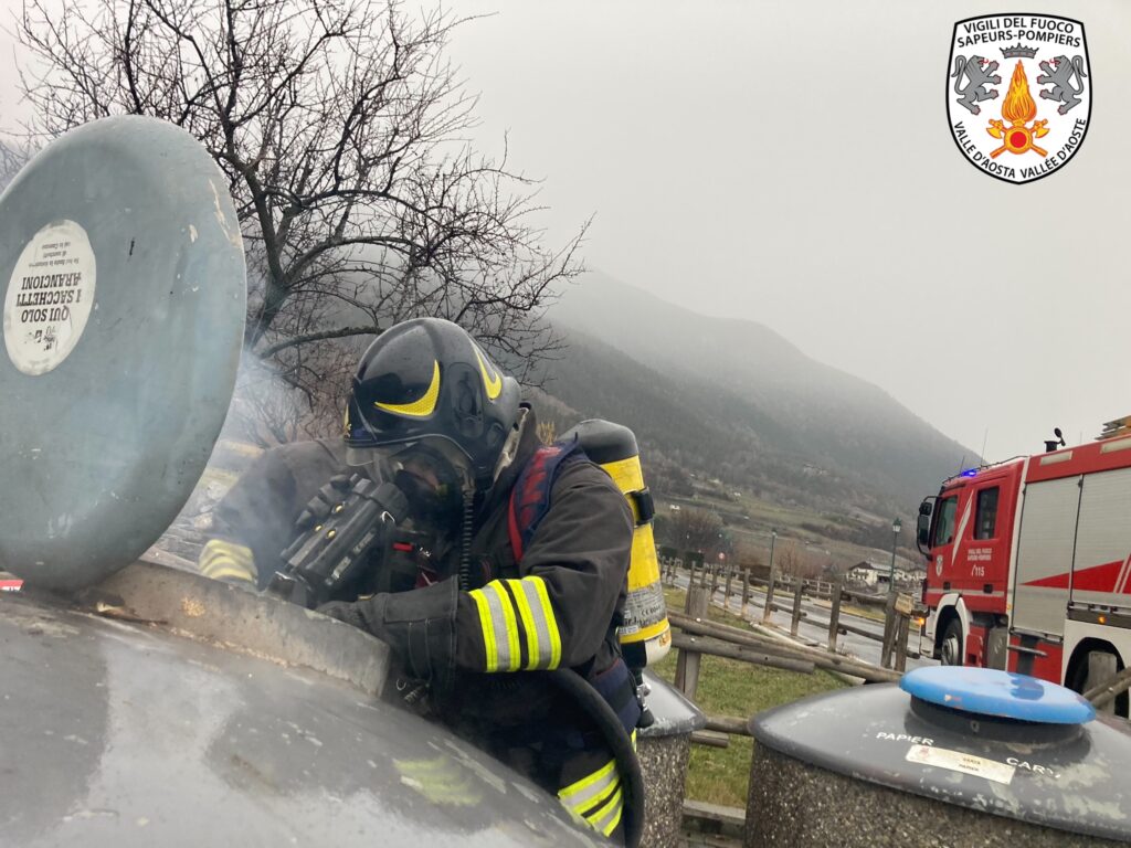 Incendio Molok Gressan rifiuti cenere