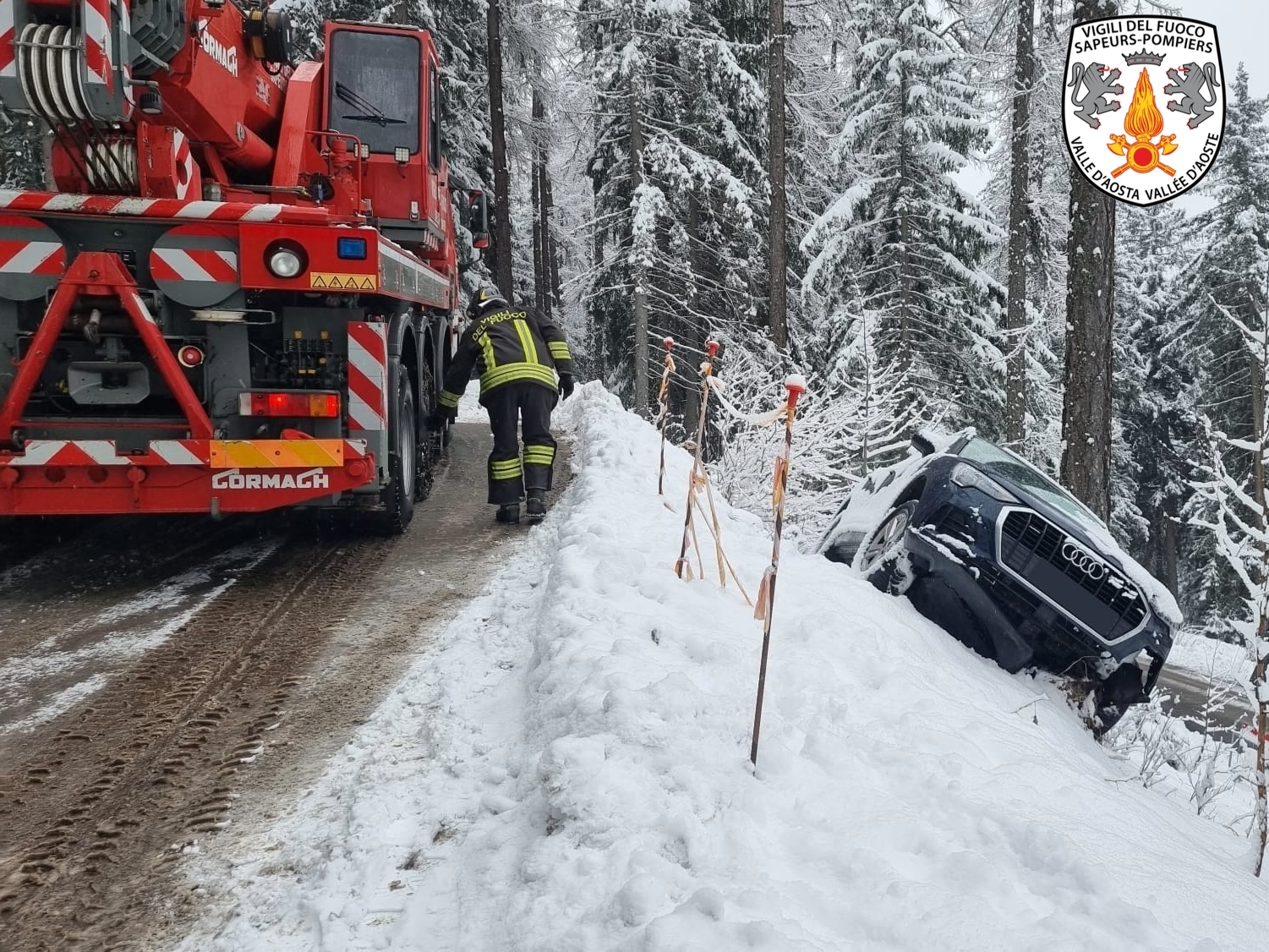 Auto in una scarpata a Courmayeur