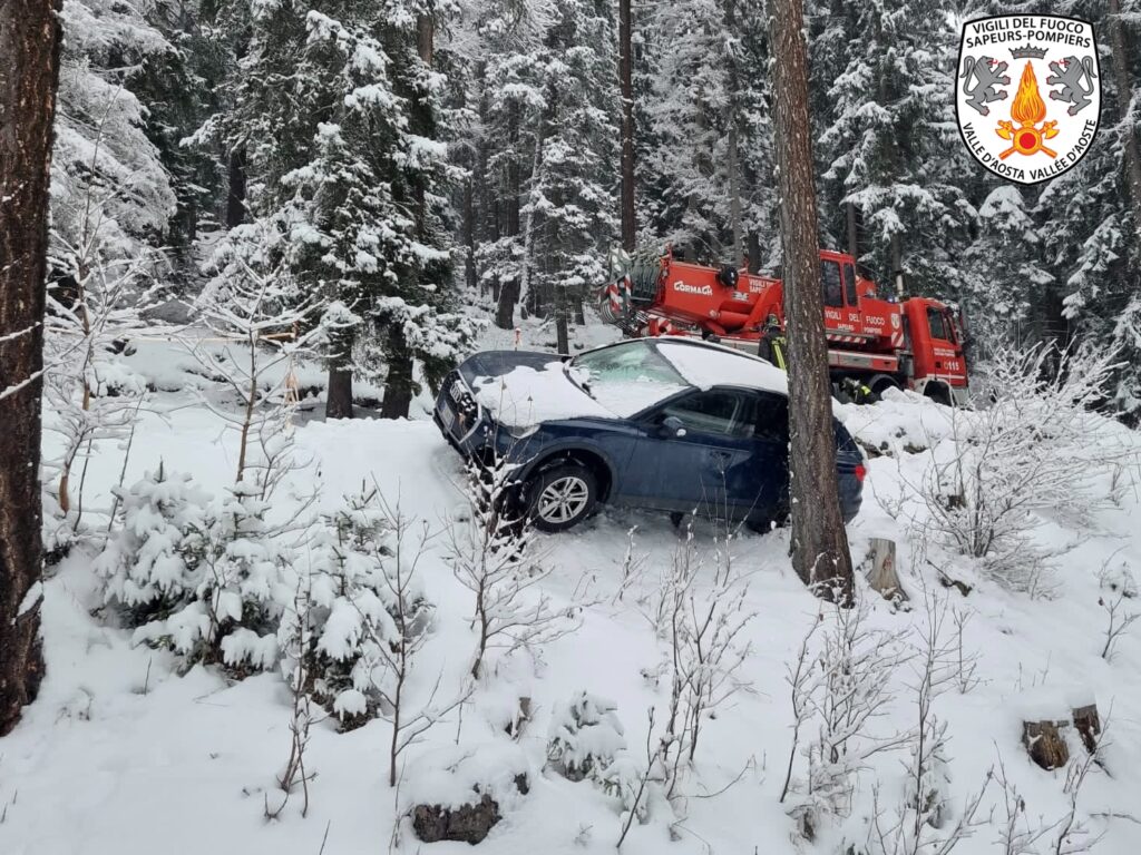 auto scarpata neve hermitage Courmayeur vigili del fuoco
