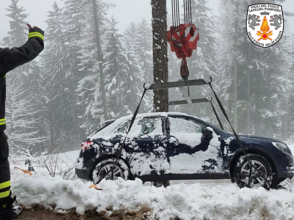 auto scarpata neve hermitage Courmayeur vigili del fuoco