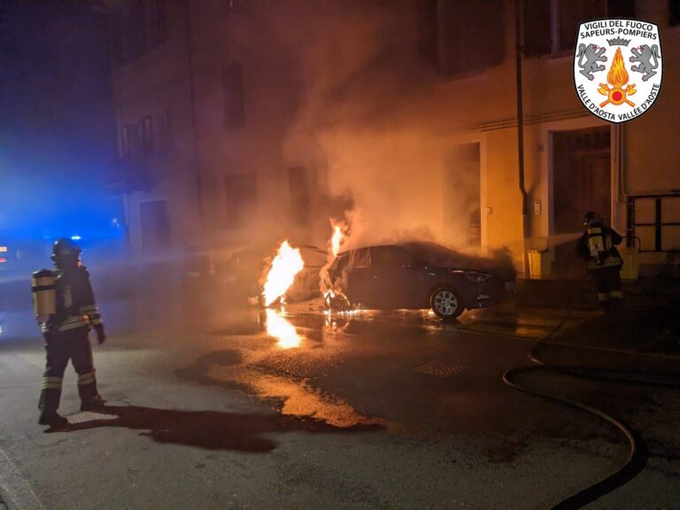 Tre auto in fiamme a Châtillon