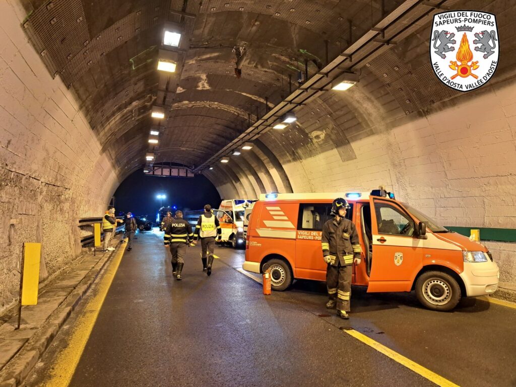 Incidente autostrada Chatillon convoglio eccezionale