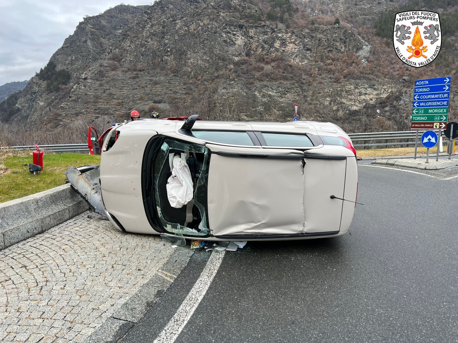 Arvier: un’auto si ribalta alla rotonda