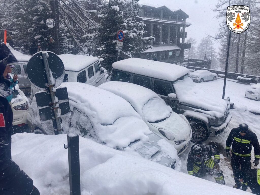 Incidente a catena breuil cervinia neve