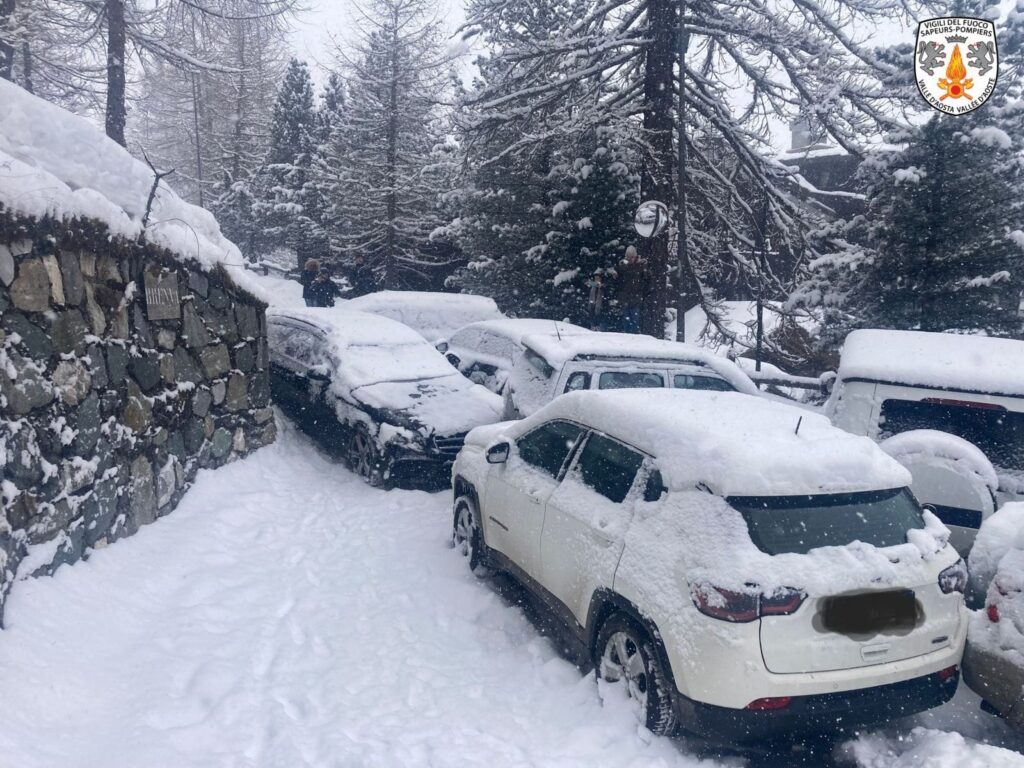 Incidente a catena breuil cervinia neve